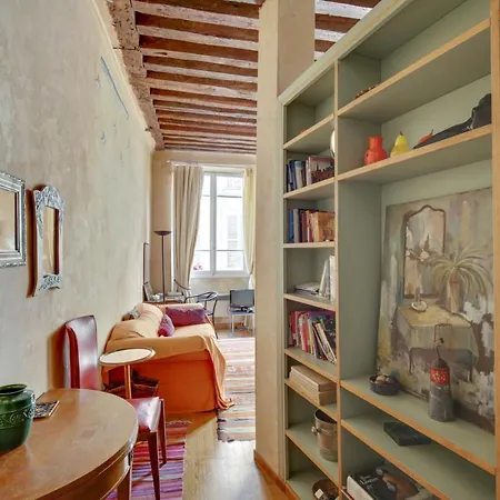 Appartement Marais-rue Des Rosiers Id 24