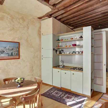 Appartement Marais-rue Des Rosiers Id 24 Paris