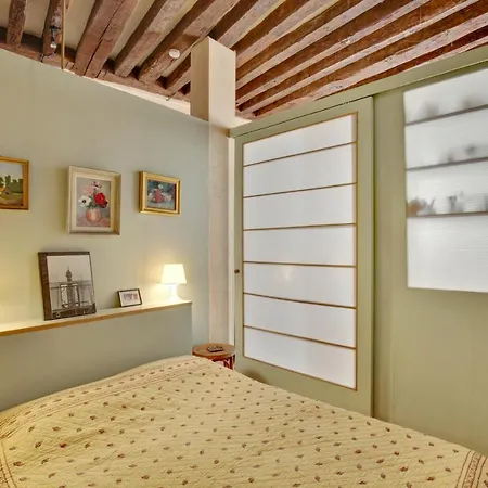 Saint Paul, Rue Des Rosiers - Id 24 Appartement Parijs
